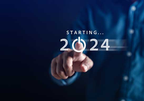 Mann klickt auf ein Startzeichen mit der Bezeichnung 2024