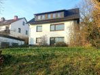 Für Sie in bester Lage: Massives Einfamilienhaus mit Raumkomfort und Harzblick in Osterode am Harz ! - Vorderansicht...